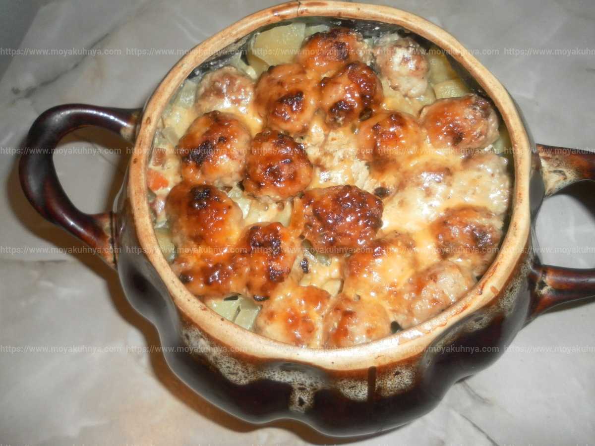 Тушёная картошка с мясом в горшочках, в духовке