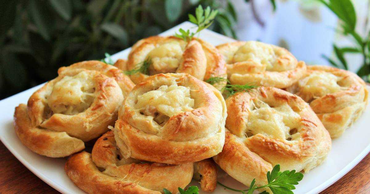 Слойки с мясом и пирожки из слоеного теста: готовим пошагово, фото