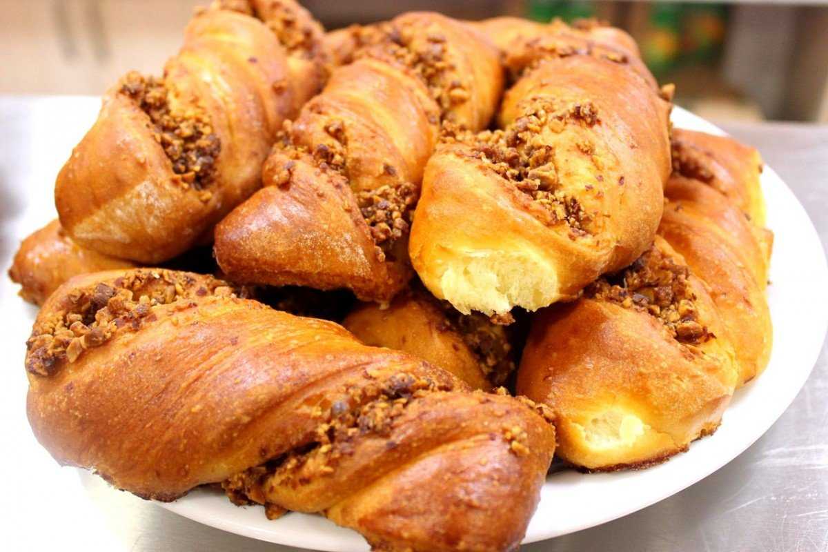 Булочки с финиками, орехами и изюмом | totrecept.com