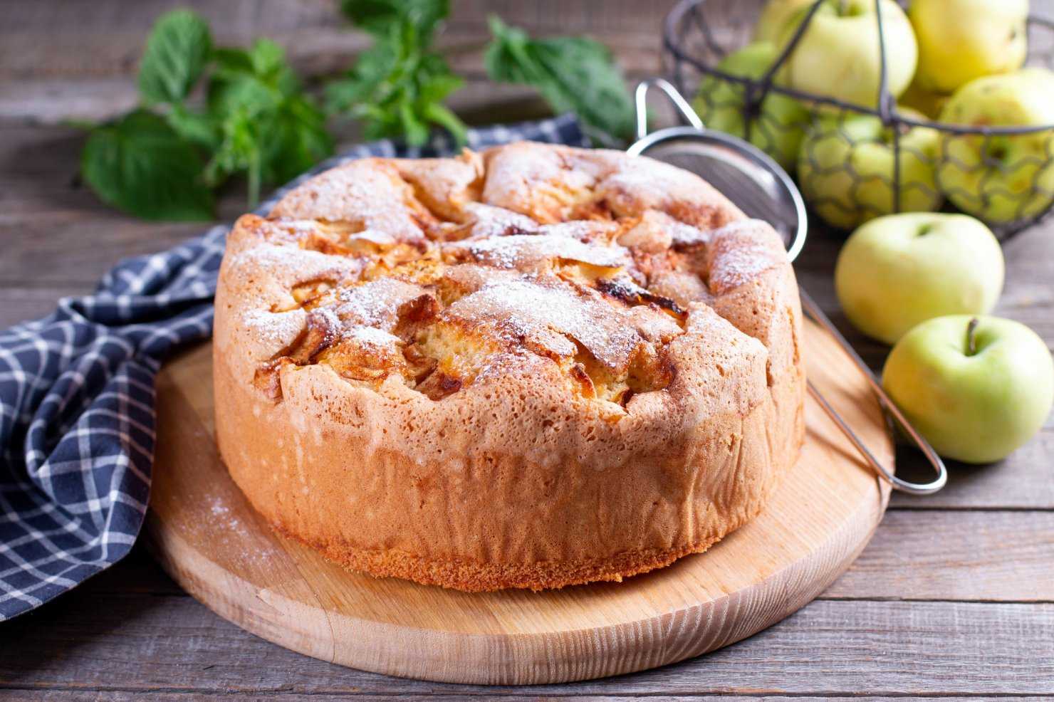 Пышная шарлотка с яблоками — 14 вкусных рецептов в духовке и мультиварке