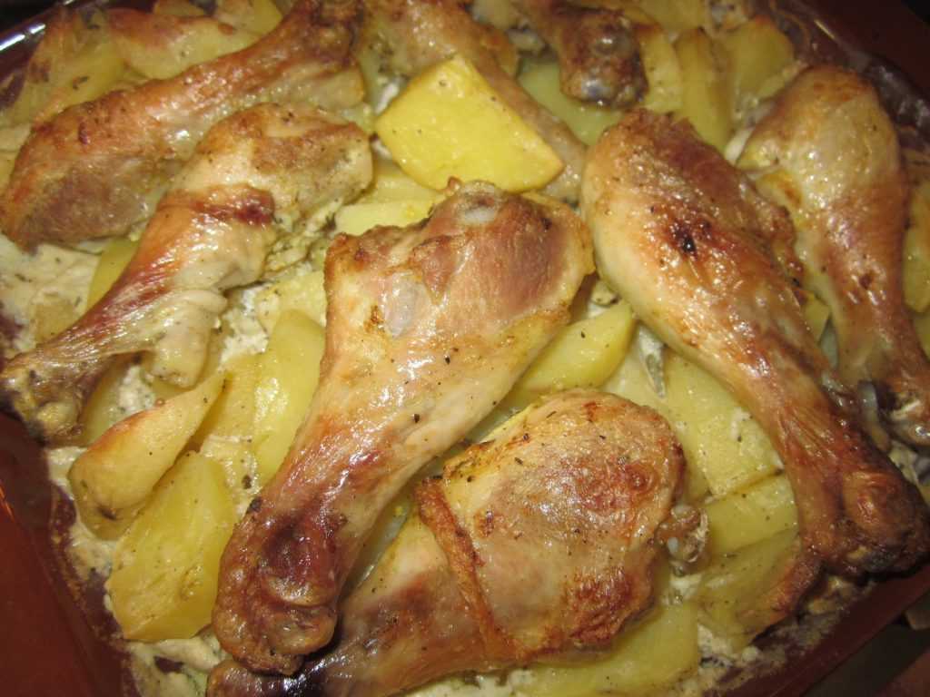 Картошка с грудкой в духовке. рецепт на противне в горшочке, фольге, рукаве с майонезом, сыром, чесноком, сметаной. фото пошагово