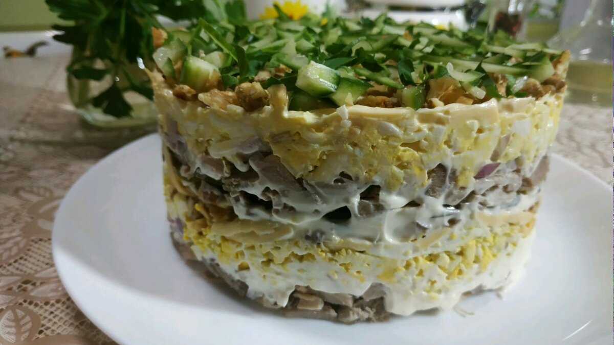 Салат с жареными шампиньонами — 9 самых простых и вкусных рецептов