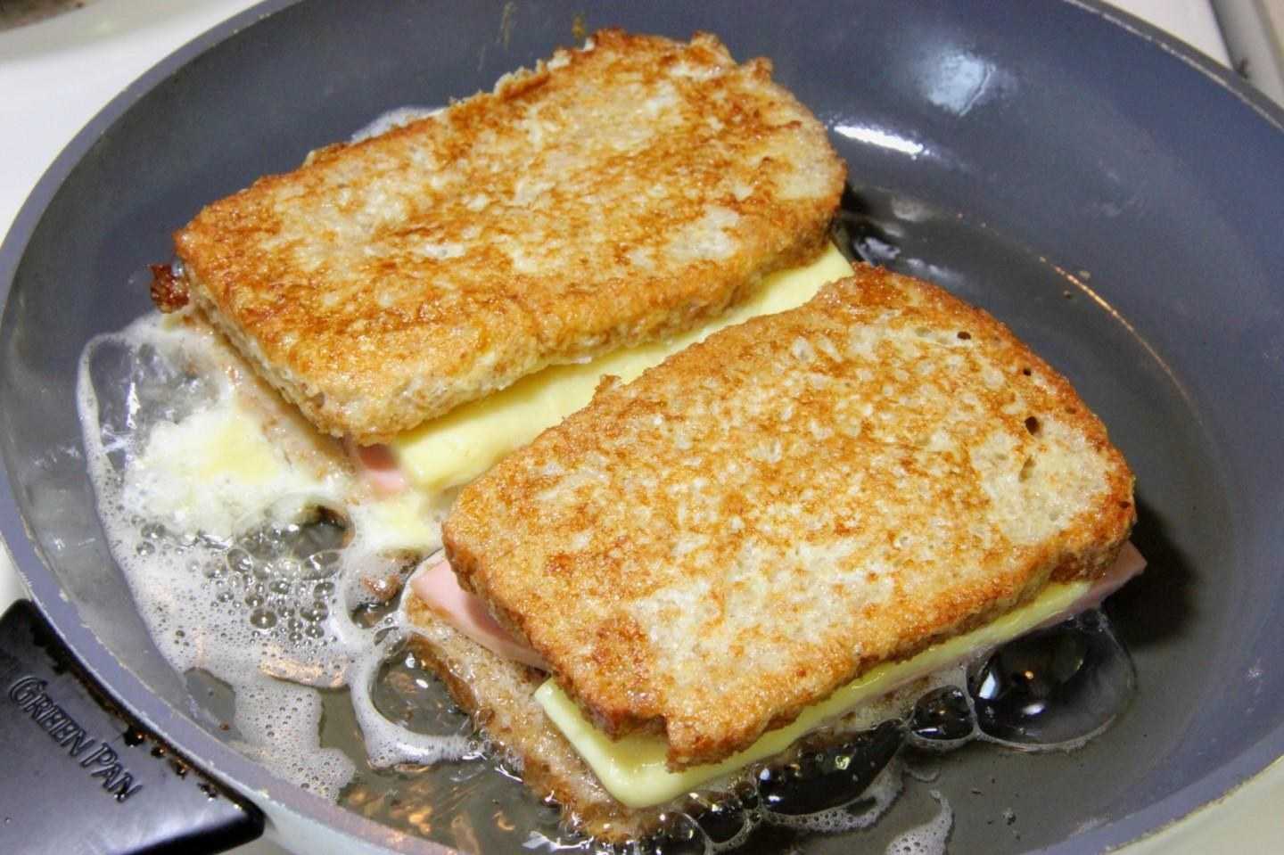 Бутерброды с яйцом на сковороде: 5 рецептов вкуснейших горячих бутербродов - onwomen.ru