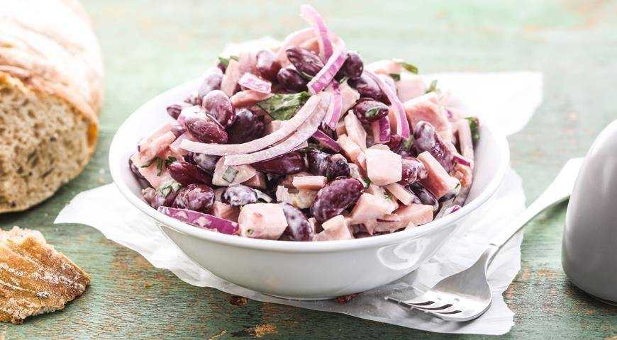 Салат с кукурузой и копченой колбасой, рецепт с сухариками