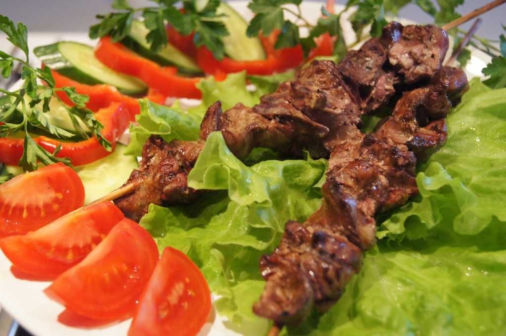 Шашлык из куриной печени: приготовьте на мангале сочным, нежным, ароматным